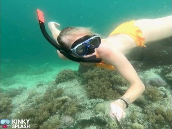 UKCuteGirl Lucy Lauren: Curvă snorkel: bikini strâmt, mască de scufundare și tachinare subacvatice Fin