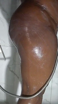 En sucant une grosse bite sous la douche, j’étais très excitée, je lui ai demandé de me baiser