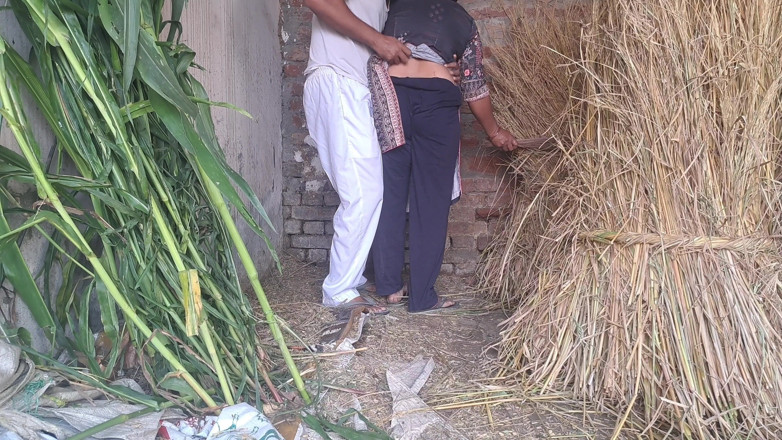 MHM: Bătrânul își convinge servitoarea să facă sex cu el