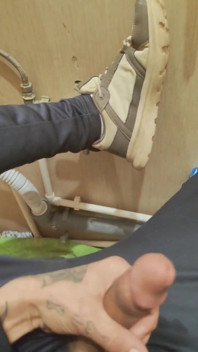 Gopnik Jerking off in the Toilet