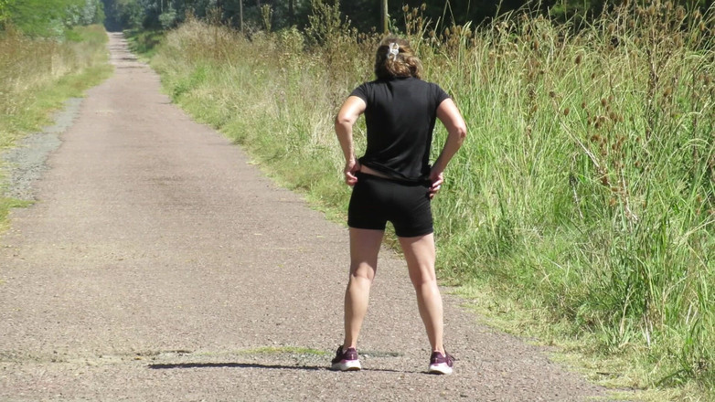 Milfcamsex: Patricia kleedt zich uit onder de zomerzon