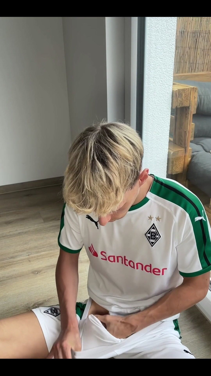 Jaay Jakob: Masturbação de jogadores de futebol