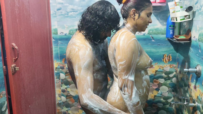 Vaigavarun45: Banyo romantizmi ile elle muamele ans penis götüne sürt