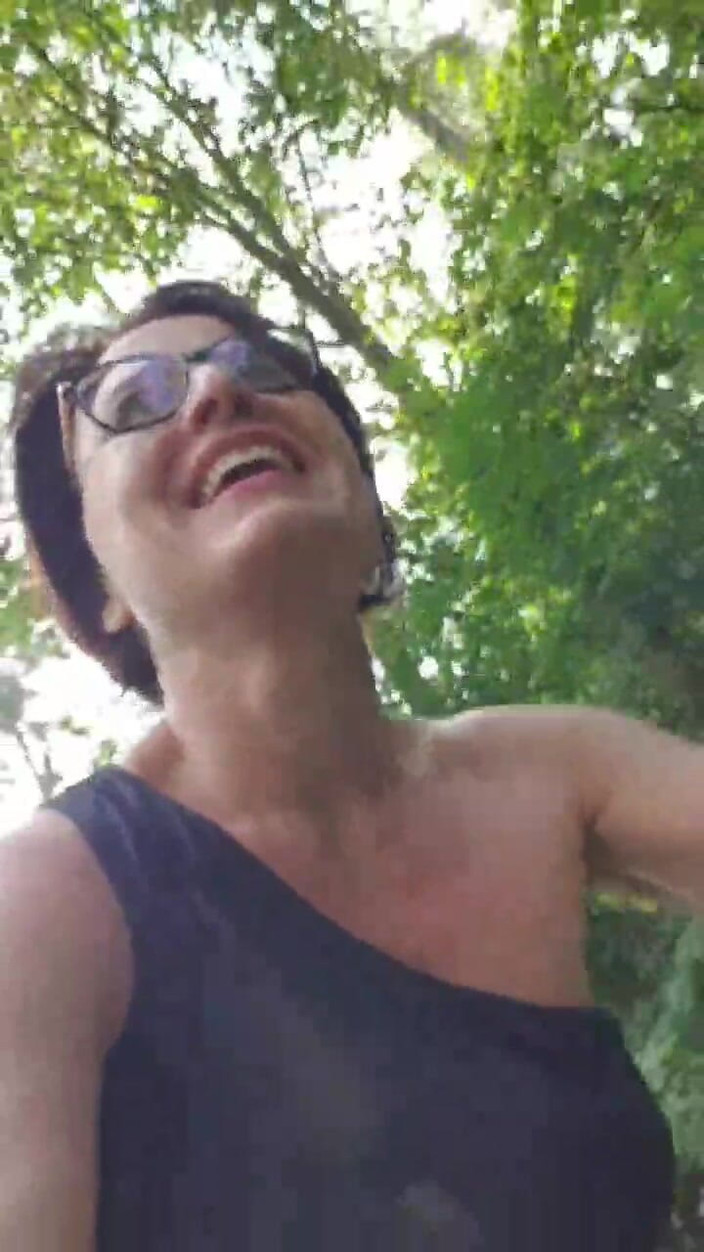 JulieEroticDress: Călărind goală o bicicletă și stropind în pădure