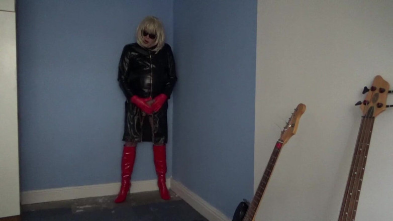 Leather Kirsten: さらに赤と黒のレザーとフィッシュネット