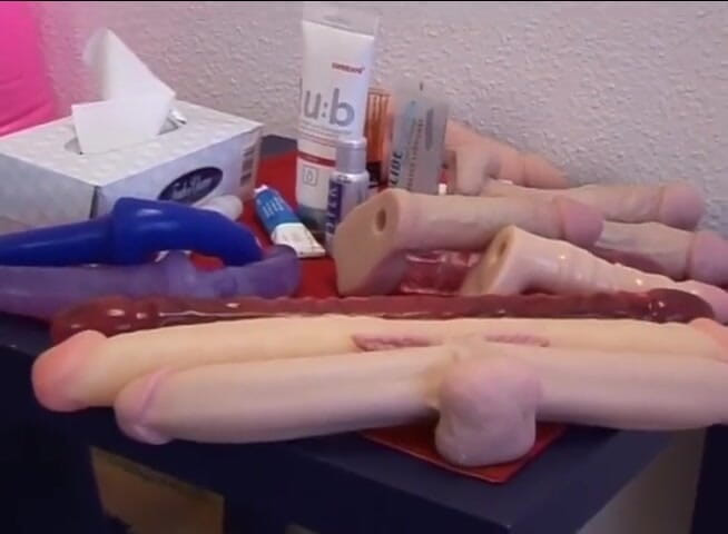 Lesbo Tube: Pepek bermain-mainan lesbian mencapai orgasme dalam seks bertiga