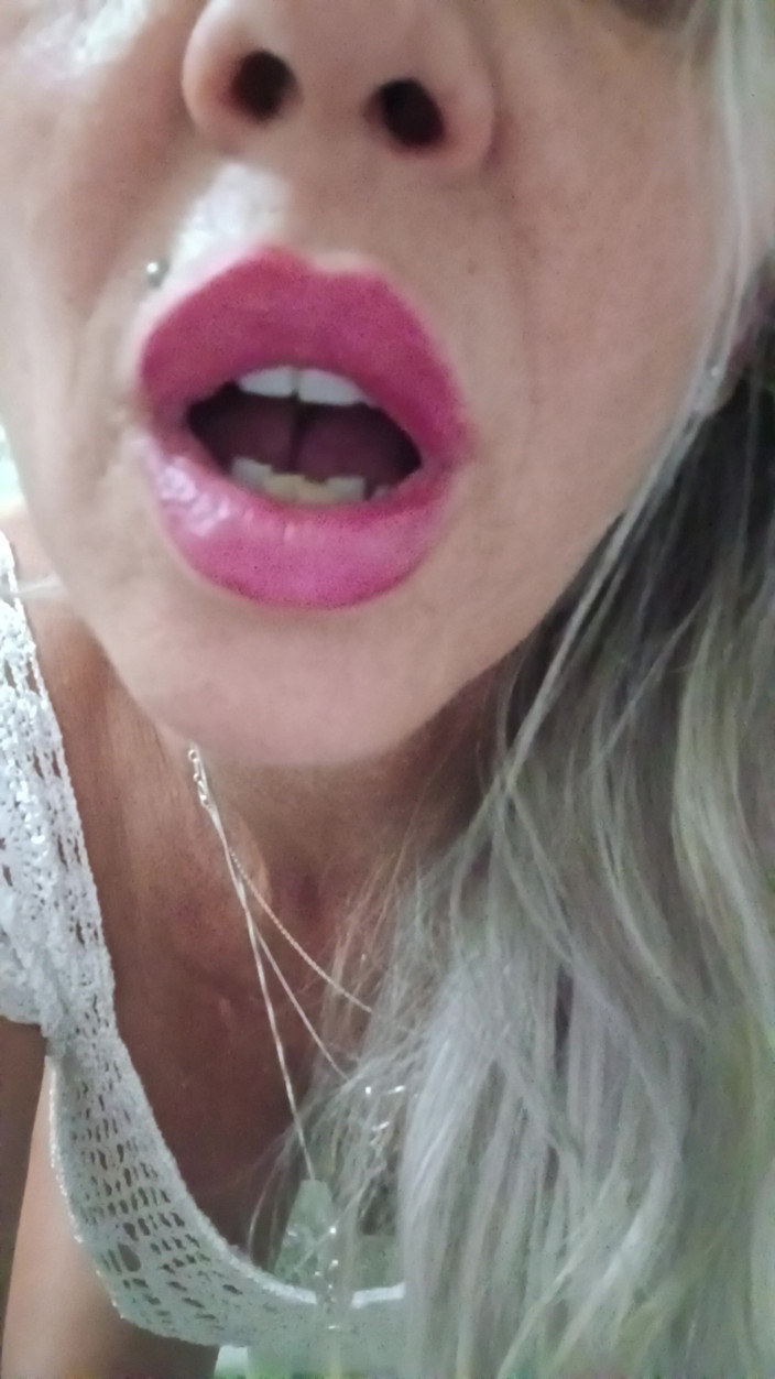 Lettyblond: Lettyblonde dehnt meinen sexy Hintern in Weiß