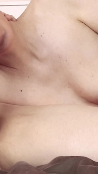 La MILF magra fa un pompino caldo con sborrata in bocca