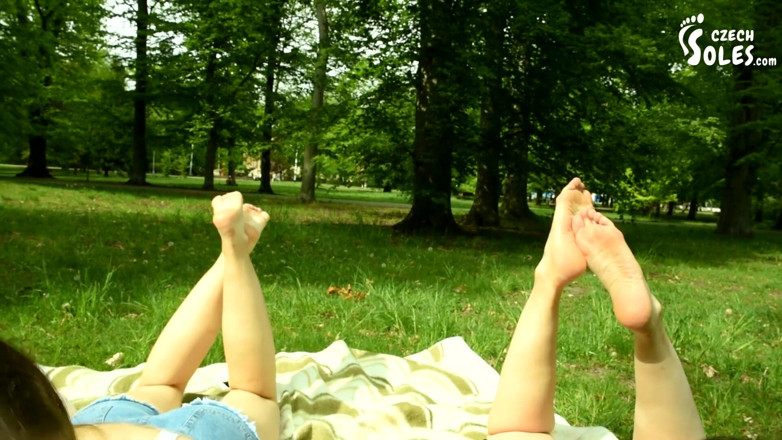 Czech Soles - foot fetish content: 公園で裸足の女の子が見知らぬ人に足を崇拝されている