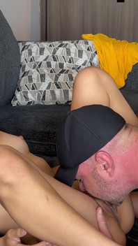 18 años - primera vez amateur con frenillos follando duro en la cara