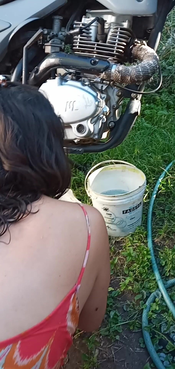 Nalgona Hot Wife: Lavando a motocicleta meu chefe me interrompe e fode minha...