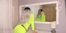 Goddess Misha Goldy: 你的瘾已经完全毁了你，现在你会做我所说的任何事，把这个小瓶子放在你addicte面前