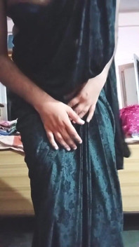 Il travestito gay indiano gaurisissy è eccitante in black Saree