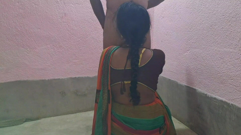 Trilokinath: Une bhabhi du village indien se fait baiser à la maison