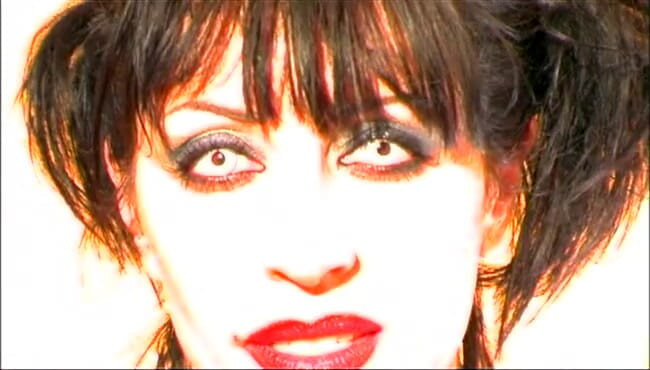 Coyote Raunch: Lexi bardot fickt ihren eigenen arsch mit einem glasdildo, während...