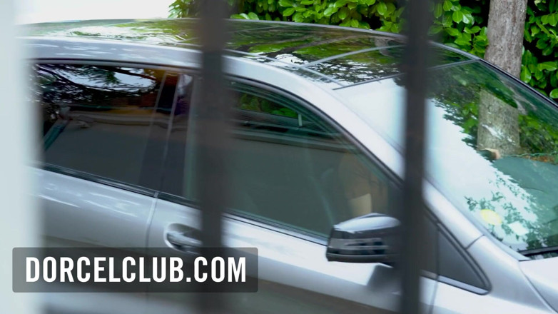 Dorcel Club: Groepspulsion voor rondborstige babe Anna Polina