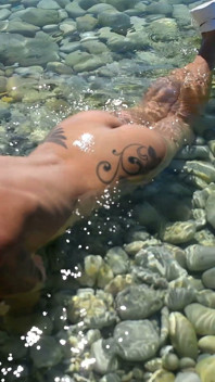สาวงามเซ็กซี่ของกูอาบแดดบนชายหาดแก้ผ้า