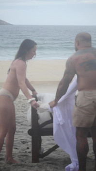 Scopata in spiaggia - rinnovi di voto e sborra sulla mia faccia
