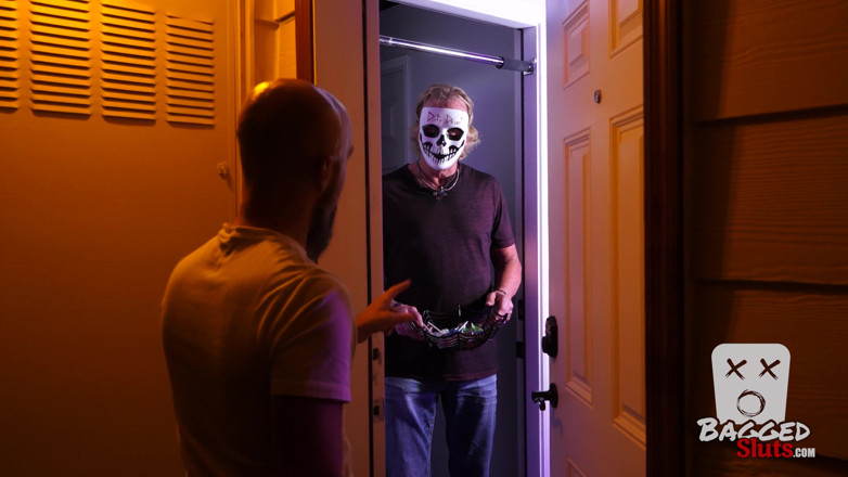 Dirty Desert Productions: Trick or treat: Slutty housewife sucks off 3 neighbors on Halloween