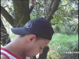 Latino Fucker: Due giovani latini scopano nella foresta esibizione da cruising
