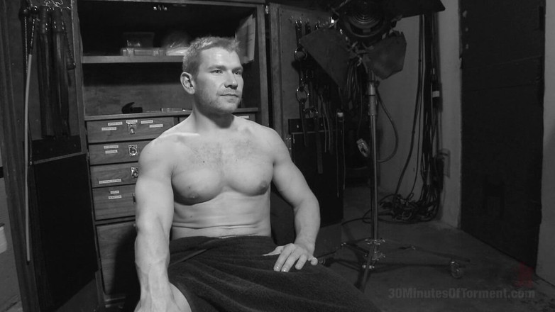 30 Minutes of Torment: Alex Adams sopporta il cazzo, le palle e il tormento...