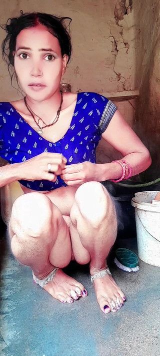 Renudbf: L'arrapante india fa il bagno nel villaggio bhabhi che fa...