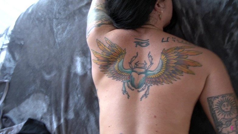 Teddy Tarantino: 男人和女孩都能成为朋友吗？Bella scorpion和男人最好的朋友泰迪塔兰蒂诺给男友戴绿帽