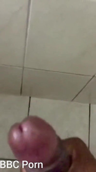 Cámara lenta masturbándose en la ducha corriéndose duro