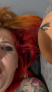 Dövmeli kızıl saçlı tek başına mastürbasyon scarlett love mor vibratörle kıllı amını sikiyor 4k