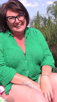 Ziajudys - Una Maliziosa Intervista a Bordo Piscina Con La Formosa MILF Britannica Jojo Robinson