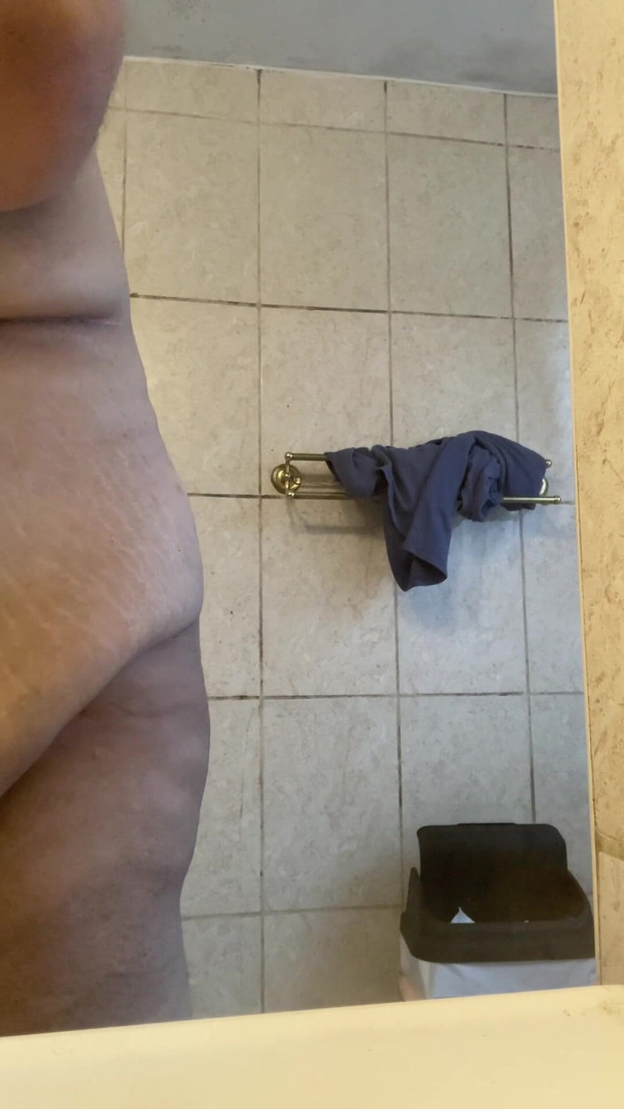 Chubbytits16: Mă joc cu pula mea mică