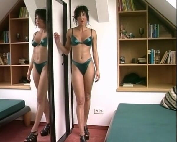 YOUR FIRST PORN: Sandra Seksi Dalam Lateks Dengan Dua Dildo