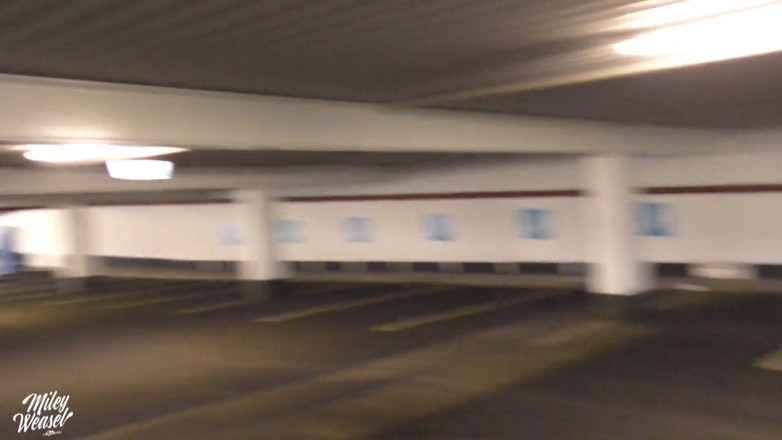 Miley Weasel: Blonde Jerman Miley Weasel dikongkek dubur di parkinglot