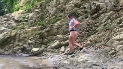 Sara Blonde: Ditalino e schizzi in una cascata