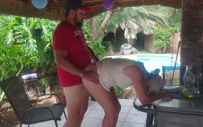 Sparowdox: Follando a la esposa del vecino en el patio donde él...
