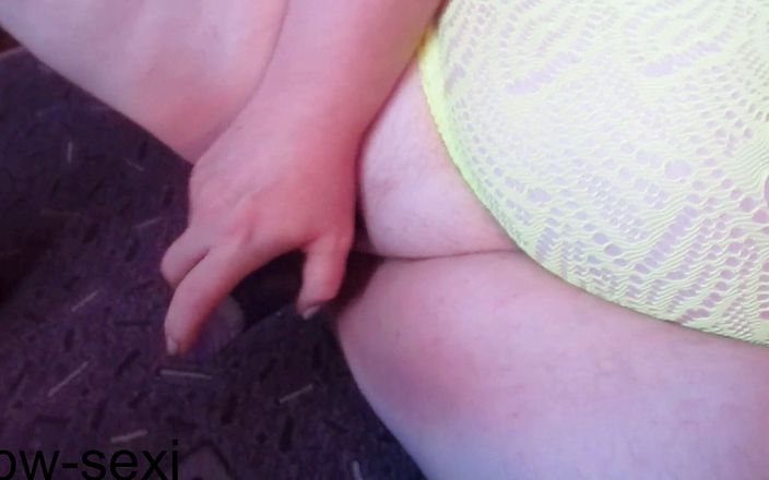 Sweet July: Tlustá děvka masturbuje a ležela na podlaze