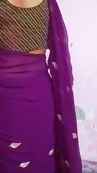 Une bhabhi desi rend son mari heureux en portant un sari violet