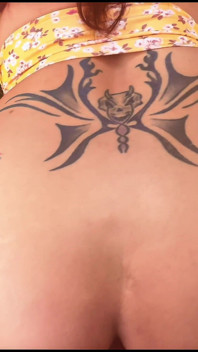 Hinterhof blowjobs episode 2 Jüngere MILF lutscht schwanz und wird gefickt