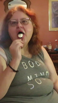Grandota enfermera Vicki disfruta comiendo un paleta de helado de chocolate de vainilla