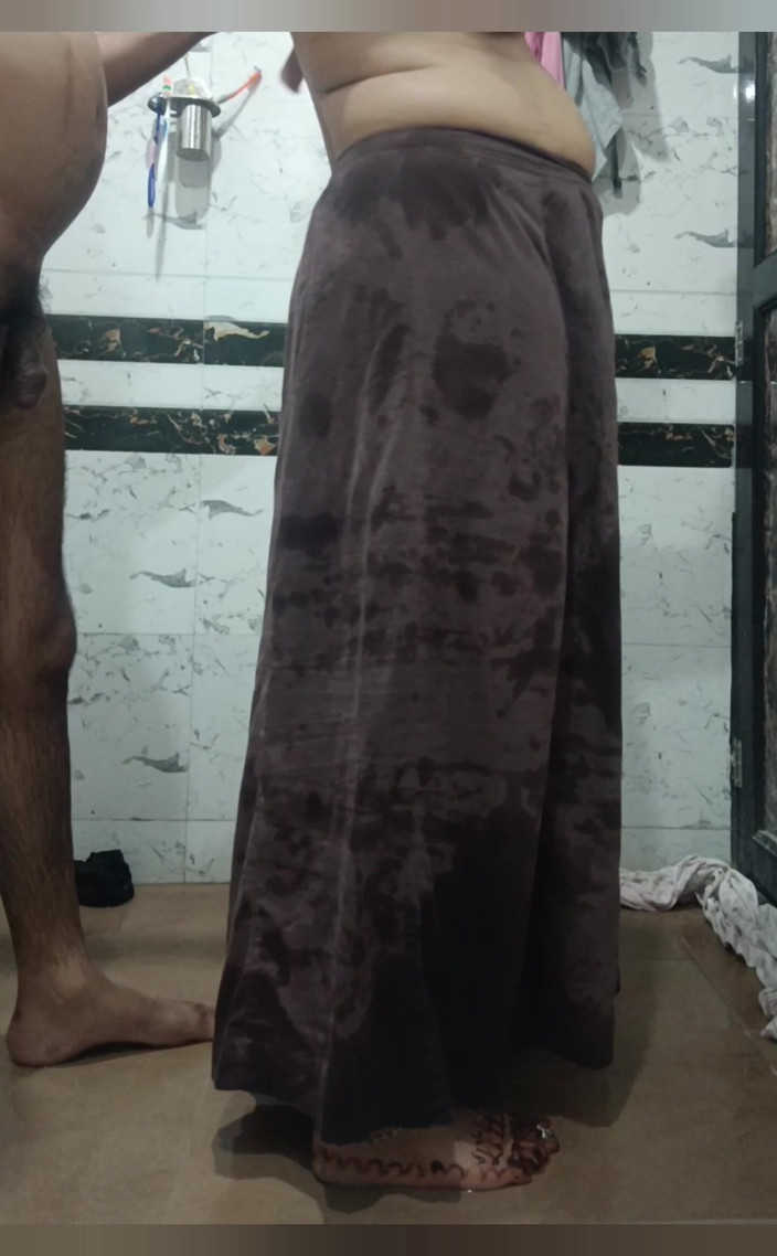 Priyahot77: Indianca Priya Bhabi cu corp mare arată curul mare