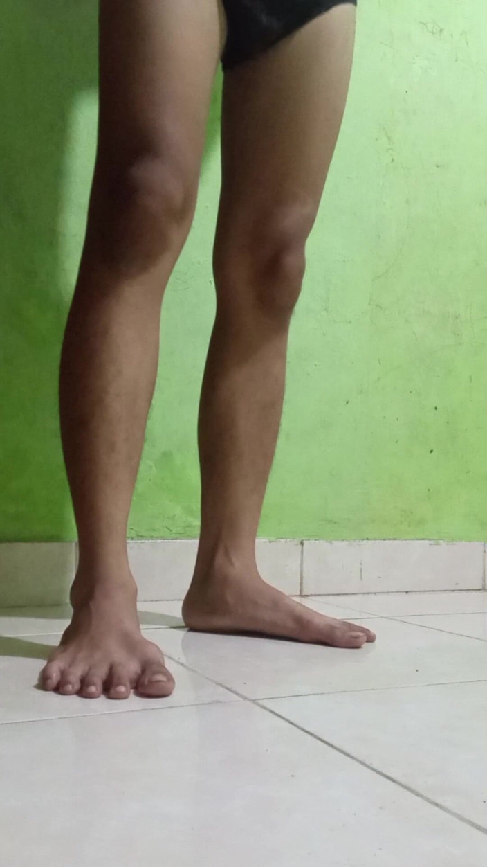Morx: Masturbating on the Floor