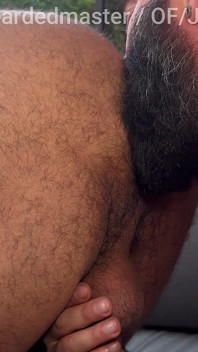 Een grote, harige kont klaar voor stiefvader