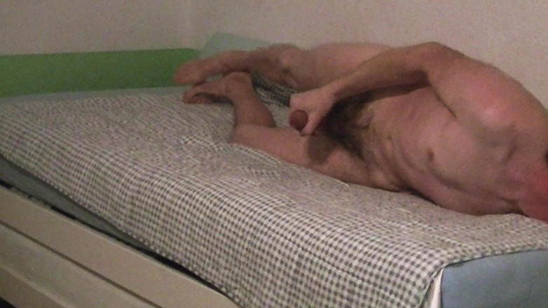 Mark Hannes: Nahá masturbace na posteli s ručním výstřikem