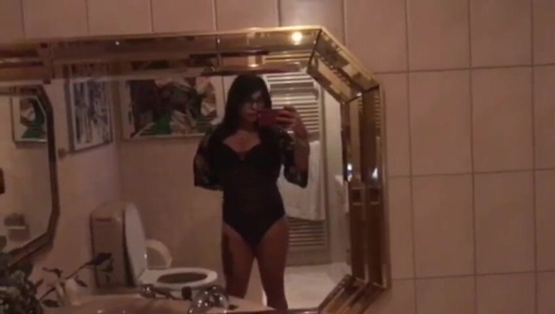 Tgirl Yaritza Vega: Estilo cabelo escuro