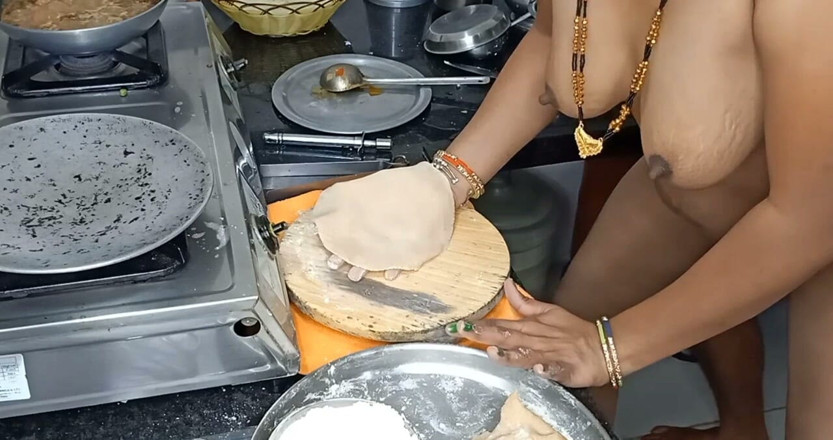 Kavitha_Vintho_: Indian Desi Aunty Cooking in Kitchen Then Come Went to...
