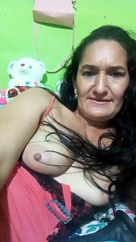 나는 남자가 멀리서 내 질에 내 장난감을 제어 할 수 있도록하고 난 따먹을 욕망을 참을 수 없어