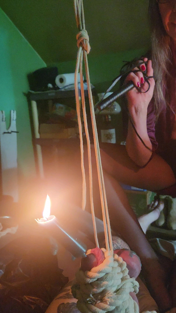 Goode Girl: Goode Girl Auspeitscht Eier Von Candle Light POV