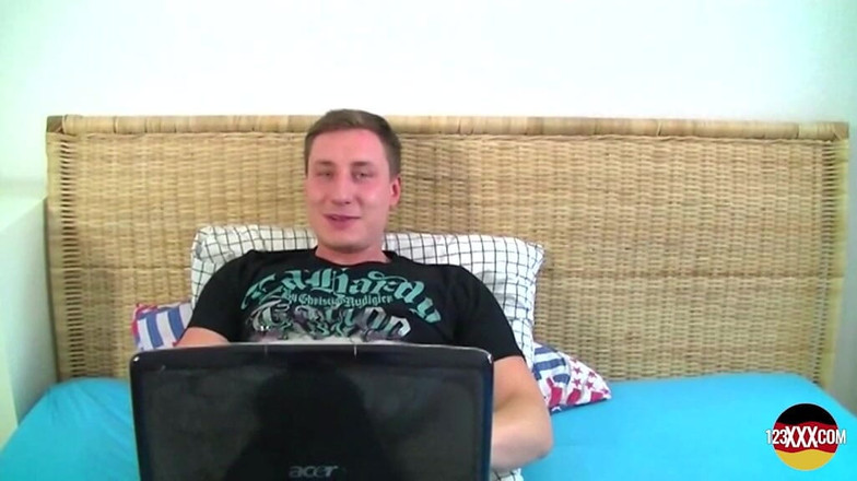 123XXX - 100% Amateurs: Tatuerad tonåring från tyska knullar i badrummet