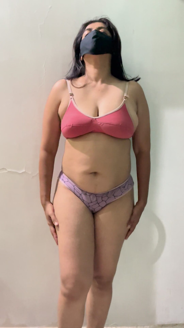 Indiandesiriya: Quente indiana gordinha milf despindo peitos grandes