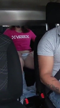 Schönes junges mädchen masturbiert in meinem Uber und weiß nicht, dass ich sie aufgenommen habe